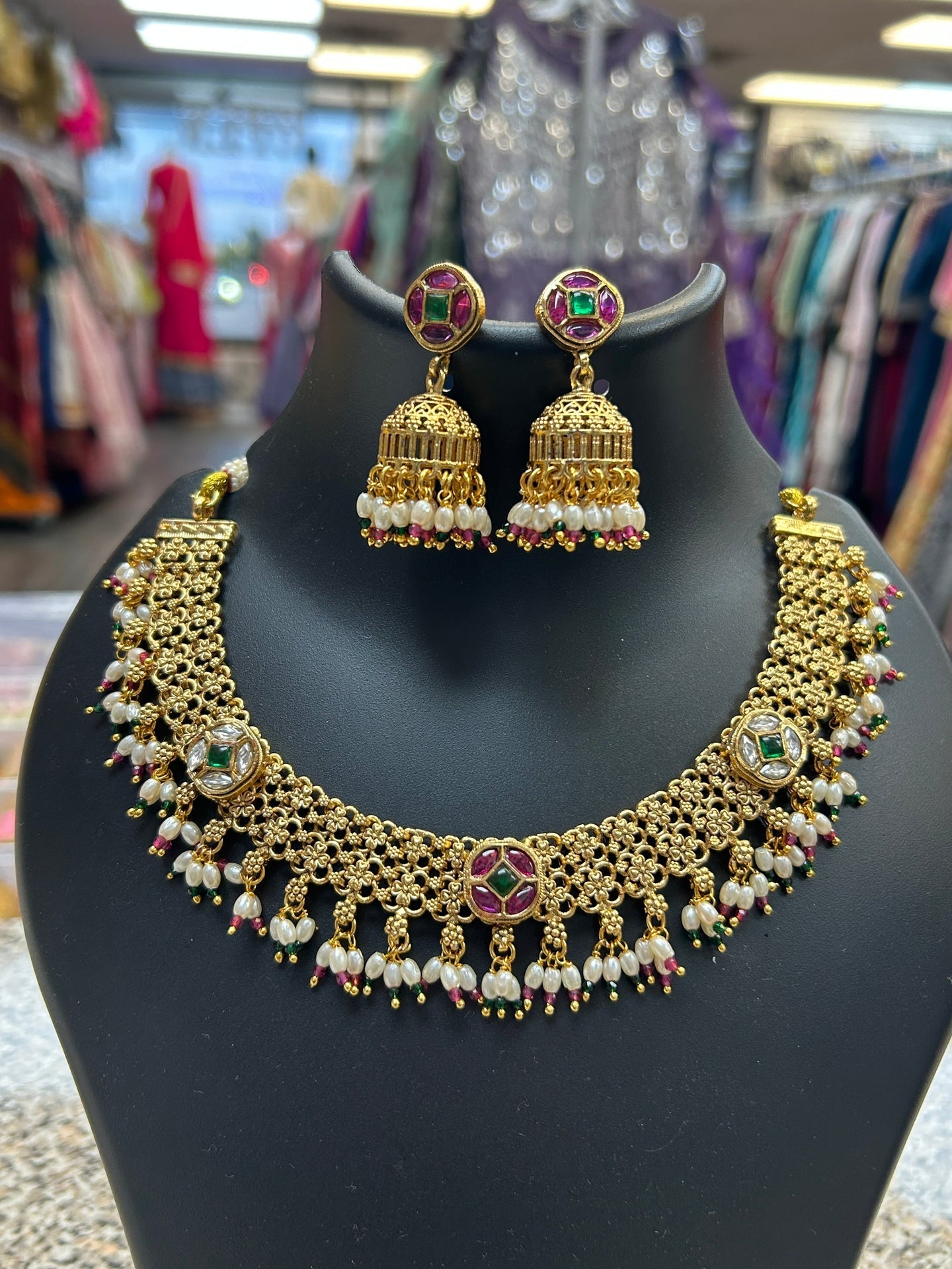 Gold polished necklace set